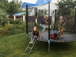 Pozor na dětské úrazy na trampolínách